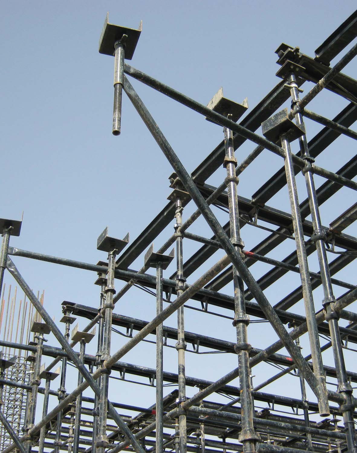 Universal jacks and diagonal bracing on cuplock scaffold